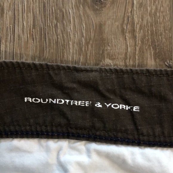 ROUNDTREE & YORKE 100% Cotton Cargo Shorts - Picture 2 of 5